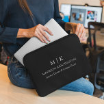 Capa Para Notebook Monograma mínimo ou adicionar logotipo preto<br><div class="desc">Cobrir Bolsa de laptop moderno minimalista. Preto e branco ou escolha as cores personalizadas. Perfeito para empresas, pequenas empresas, marcas de empresas, trabalhadores independentes e muito mais. Fácil de personalizar com suas iniciais de monograma, nome comercial e informações, cargo, slogan ou até mesmo adicionar seu logotipo ou design de marca...</div>