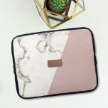 Capa Para Notebook Monograma Moderno do Mármaco Cor-de-Rosa Esmagado<br><div class="desc">Uma bela bolsa de laptop fina de efeito de couro rosa pincelado e mármore branco com uma falsa placa metálica de rosa de ouro 3D que segura suas iniciais. Tudo fabulosamente falsa e é um efeito visual impresso. Nenhuma vaca rosa ou criatura marmoreada foi prejudicada no fazer. Adicione suas iniciais...</div>