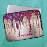Capa Para Notebook Monograma moderno e cor-de-rosa brilhante<br><div class="desc">Volte a divertir-se com esta bolsa de laptop personalizada. Ele foi projetado com gotas elegantes de brilho magenta, rosado e feminino. Para torná-lo extra especial, ele também é monograma e personalizado com nome ou texto conforme desejar. clique no link "personalizar mais" e use a ferramenta design para modificar o design,...</div>