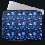 Capa Para Notebook Monograma, Padrão de Ornamentado de Férias Judaica<br><div class="desc">Monograma. Feliz Festa de Hanukkah, Feriado Judeu, padrão de Menorah Azul. Decoração de Feriado Judeu Chanukkah com o símbolo decorativo tradicional de Chanuka - Marinho Blue color hanukkiah menorah, candelabro com velas, estrela de David e ilustração azul neon brilhante. Festa de Chanucá das Luzes Decoração do Evento. Jerusalém, Israel. Eletrônicos...</div>