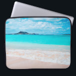 Capa Para Notebook Monograma personalizado de fotografia do mar Aqua<br><div class="desc">Lembrem-se do cheiro fresco de sal do ar do oceano. Relaxe, respire e explore a solidão de uma praia havaiana vazia com esta impressionante e vibrante bolsa de laptop personalizada de monograma neoprene. Esta bolsa de laptop tem três tamanhos: 15", 13" e 10". Faz um presente de excelente para alguém...</div>
