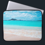 Capa Para Notebook Monograma personalizado de fotografia do mar Aqua<br><div class="desc">Lembrem-se do cheiro fresco de sal do ar do oceano. Relaxe, respire e explore a solidão de uma praia havaiana vazia com esta impressionante e vibrante bolsa de laptop personalizada de monograma neoprene. Esta bolsa de laptop tem três tamanhos: 15", 13" e 10". Faz um presente de excelente para alguém...</div>