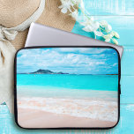 Capa Para Notebook Monograma personalizado de fotografia do mar Aqua<br><div class="desc">Lembrem-se do cheiro fresco de sal do ar do oceano. Relaxe, respire e explore a solidão de uma praia havaiana vazia com esta impressionante e vibrante bolsa de laptop personalizada de monograma neoprene. Esta bolsa de laptop tem três tamanhos: 15", 13" e 10". Faz um presente de excelente para alguém...</div>