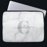 Capa Para Notebook Monograma Personalizado de Mármores Brancos e Cinz<br><div class="desc">Bolsa de laptop Monograma Personalizada com Mármores Brancos e Cinzas</div>