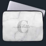 Capa Para Notebook Monograma Personalizado de Mármores Brancos e Cinz<br><div class="desc">Bolsa de laptop Monograma Personalizada com Mármores Brancos e Cinzas</div>