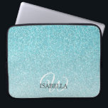 Capa Para Notebook Monograma Personalizado de Nome da Lâmina Azul<br><div class="desc">Design de brilho azul azul com efeito ombre, a brilha azul desaparece sobre um fundo branco. Você pode personalizar essa bolsa de laptop elegante com seu nome e monograma ou outro texto. Bolsa de laptop de presente personalizada perfeita. Se precisar de ajuda ou produtos correspondentes, entre em contato conosco através...</div>