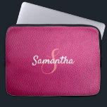 Capa Para Notebook Monograma personalizado e couro rosa<br><div class="desc">Uma bela bolsa de laptop de impressão de couro rosa.
Você pode personalizá-lo com seu nome e monograma inicial.</div>