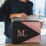 Capa Para Notebook Monograma preto brilhante cor-de-rosa<br><div class="desc">Adicione um toque de luxo e elegância aos seus acessórios técnicos com a nossa Bolsa de laptop de Monograma preto brilhante rosa. Projetada para estilo e proteção, esta capa mantém seu laptop seguro enquanto fazer uma declaração ousada. Possui um fundo preto elegante, enfeitado com um monograma brilhante, cor-de-rosa, dando-lhe um...</div>