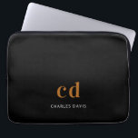 Capa Para Notebook Monograma preto com nome mínimo<br><div class="desc">Um clássico fundo preto de chic. Personalize e adicione suas iniciais de monograma escritas com letras brancas em bloco e seu nome em branco. Moderno,  moderno e simples.</div>
