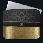 Capa Para Notebook Monograma - preto Damasco com Dourado floral<br><div class="desc">Bolsa de laptop eletrônica. Damask Black com Dourado padrão Accents design com letras monográficas prontas para personalizar. ⭐ Este produto é 100% personalizável. Gráficos e/ou texto podem ser adicionados, excluídos, movidos, redimensionados, mudados, rotacionados etc... (basta clicar na área "EDIT DESIGN") ⭐ 99% dos meus designs na minha loja são feitos...</div>