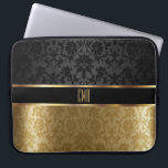 Capa Para Notebook Monograma - preto Damasco com Dourado floral<br><div class="desc">Bolsa de laptop eletrônica. Damask Black com Dourado padrão Accents design com letras monográficas prontas para personalizar. ⭐ Este produto é 100% personalizável. Gráficos e/ou texto podem ser adicionados, excluídos, movidos, redimensionados, mudados, rotacionados etc... (basta clicar na área "EDIT DESIGN") ⭐ 99% dos meus designs na minha loja são feitos...</div>