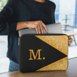 Capa Para Notebook Monograma preto Dourado com brilho<br><div class="desc">Adicione um toque de luxo e elegância aos seus acessórios técnicos com a nossa Dourada Bolsa de laptop do Monograma Negro. Projetada para estilo e proteção, esta capa mantém seu laptop seguro enquanto fazer uma declaração ousada. Apresenta um fundo preto elegante, enfeitado com um monograma brilhante de ouro, dando-lhe um...</div>