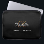 Capa Para Notebook Monograma preto em initails nome script<br><div class="desc">Um clássico fundo preto de chic. Personalize e adicione seu primeiro nome,  iniciais do monograma e nome do cheio. O primeiro nome é escrito com um moderno estilo escrito à mão. Moderno,  moderno e simples.</div>