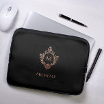 Capa Para Notebook Monograma preto-rosa Elegante Rosa Dourado Nome do<br><div class="desc">Um elegante design de ouro preto e rosa com o monograma inicial numa crista de safra, recomendado para uma mulher. A crista é (faux) rosa dourado, o fundo é rosa-claro. Sob a crista, há o nome em bonés. O texto é rosa mais escuro, semelhante à crista. A crista floral vintage...</div>