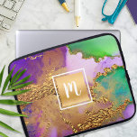 Capa Para Notebook Monograma verde de cor dourada-púrpura aqua-imperm<br><div class="desc">Um quadrado de folha de ouro esparso, falso, com um monograma de tipografia de script sobrepõe uma bolsa de laptop neoprena, rica em ouro, roxa, verde, aqua, e cor-de-água rosa nesta elegante, tenda, cinzenta, monograma. Faz uma declaração divertida e na moda cada vez que você a usa. Esta bolsa de...</div>