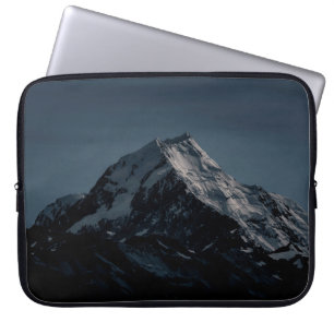 CAPA PARA NOTEBOOK MONTANHA COBERTA DE NEVE DURANTE A NOITE