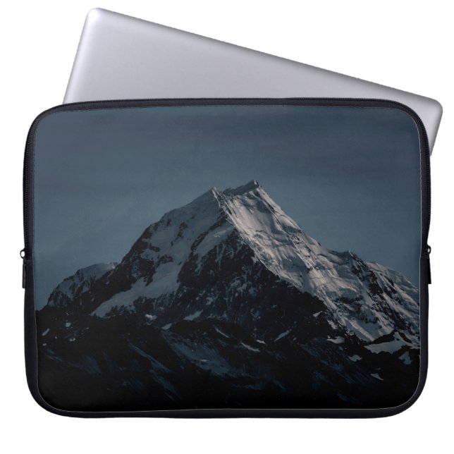 CAPA PARA NOTEBOOK MONTANHA COBERTA DE NEVE DURANTE A NOITE (Frente)