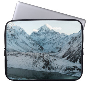 CAPA PARA NOTEBOOK MONTANHA COBERTA PELA NEVE PERTO DO CORPO DE ÁGUA