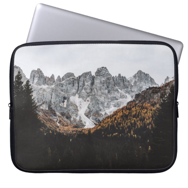 Capa Para Notebook MONTANHA ROCKY cinza COM ÁRVORES ABAIXO DO DIA (Frente)