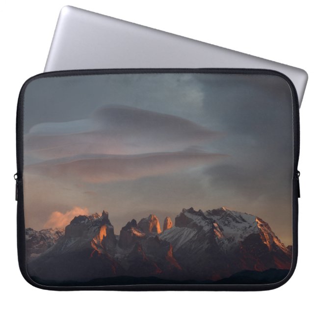 CAPA PARA NOTEBOOK MONTANHA ROCKY SOB NUVENS DE CINZA (Frente)