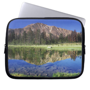 Capa Para Notebook Montanhas Sawtooth refletidas em Fourth of July