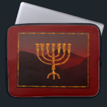 Capa Para Notebook Moshe's Menorah<br><div class="desc">Na Torah Moshe Rabbenu, diz-se, "Você fará um Menorah de ouro puro, espancado, se o Menorah for feito, sua base, seu galho, suas bolas, seus botões, e suas flores serão martelados dele, " [Shmot 25:31] e mais tarde, "Veja, construa, de acordo com a forma que você está mostrando na montanha."...</div>