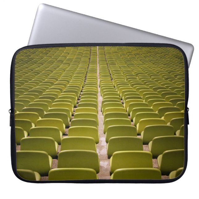 Capa Para Notebook Muito vazio para cadeiras amarelas (Frente)