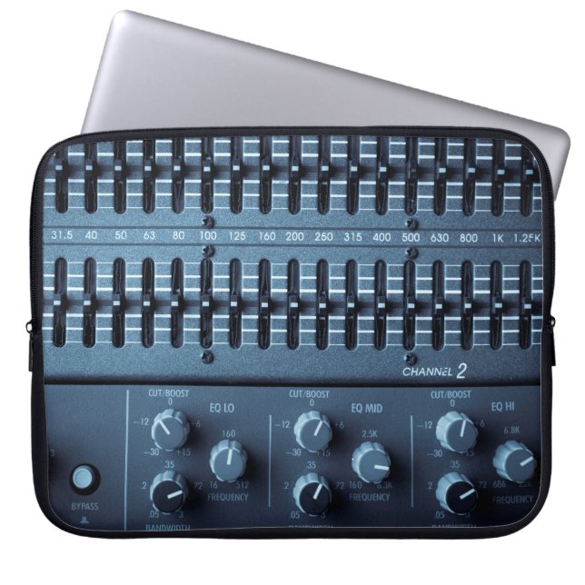 Capa Para Notebook Muitos botões de um mixer de som em um estúdio de  (Frente)