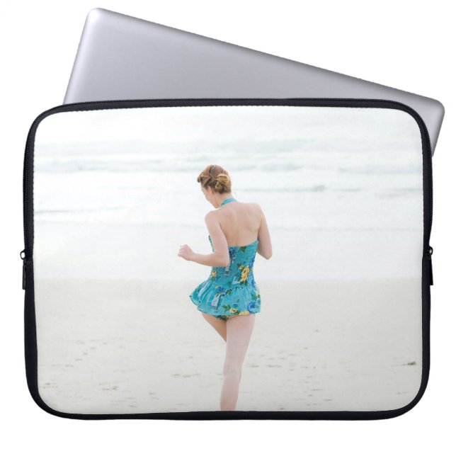 Capa Para Notebook Mulher caminhando na praia perto da praia (Frente)