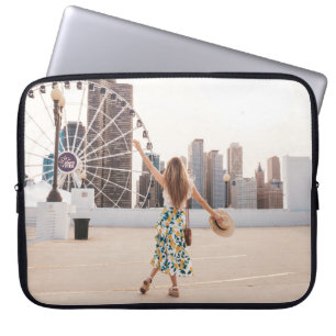Capa Para Notebook Mulher de vestido floral branco e azul com chapéu