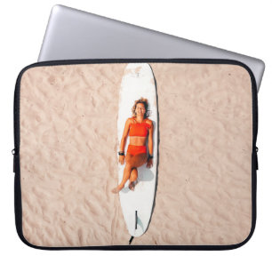 Capa Para Notebook Mulher deitada na prancha