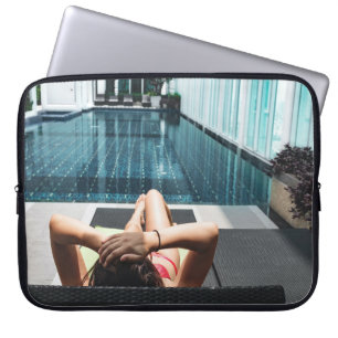 Capa Para Notebook Mulher deitada no salão castanho
