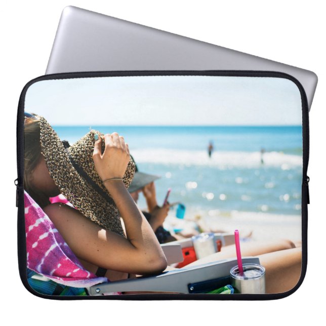 Capa Para Notebook Mulher deitada no sol solta cobrindo seu rosto com (Frente)