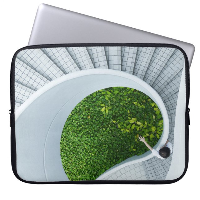 Capa Para Notebook Mulher em pé escada espiral (Frente)