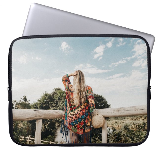 Capa Para Notebook Mulher em pé no terraço (Frente)