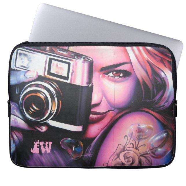 Capa Para Notebook Mulher Grafitti com Monograma de Câmera (Frente)