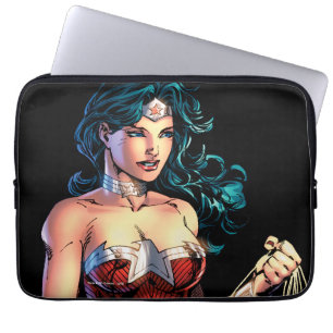 Capa Para Notebook Mulher Maravilha Agarrando Laço em Rocha