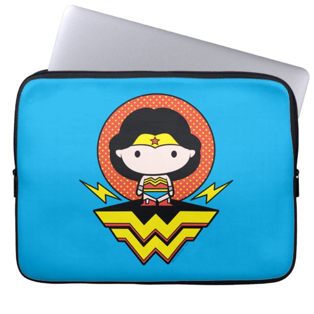 Capa Para Notebook Mulher Maravilha Chibi com Bolinhas e logotipo (Frente)