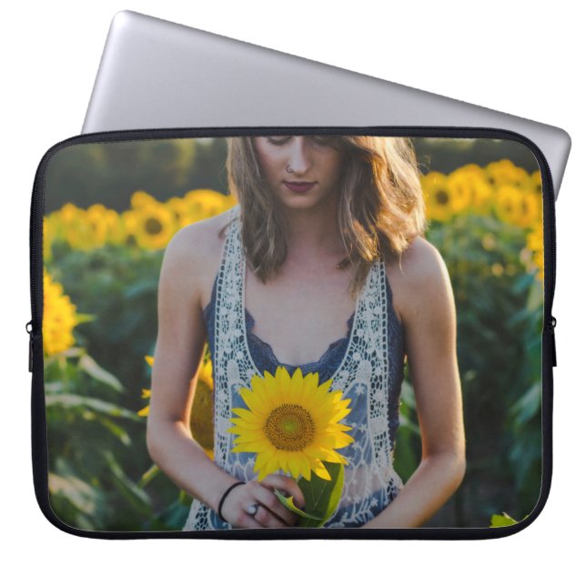 Capa Para Notebook Mulher no campo de girassol (Frente)