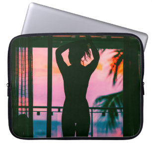 Capa Para Notebook Mulher no topo do tanque preto e calças em preto