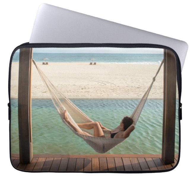 Capa Para Notebook Mulher que coloca em um Hammock em um hotel (Frente)