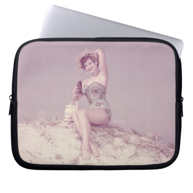 Capa Para Notebook Mulher que relaxa na praia (Frente)