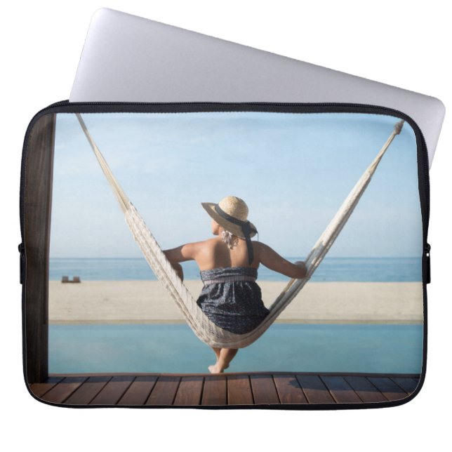 Capa Para Notebook Mulher que senta-se em um Hammock em um hotel (Frente)
