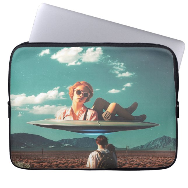 Capa Para Notebook Mulher Relaxando em OVNI no Deserto (Frente)