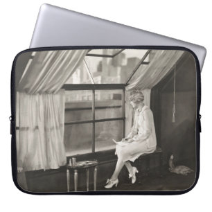 Capa Para Notebook Mulher triste olhando pela janela1940s, mulher, vi