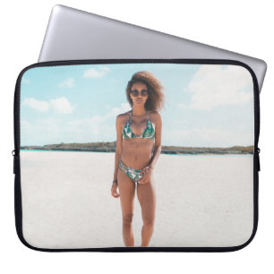 Capa Para Notebook Mulher vestindo biquíni em pé na areia