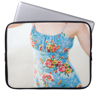 Capa Para Notebook Mulher vestindo rompermos florais azuis e chapéu m