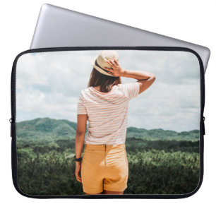 Capa Para Notebook Mulher vestindo shorts amarelos