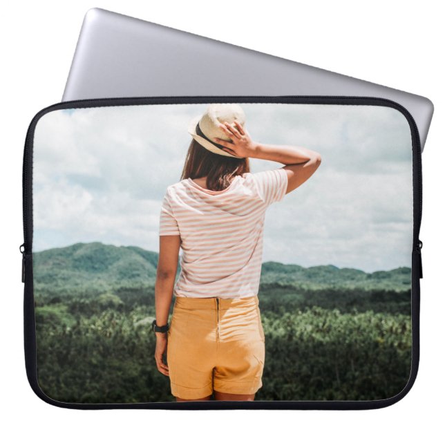 Capa Para Notebook Mulher vestindo shorts amarelos (Frente)