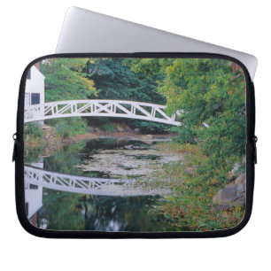 Capa Para Notebook NA, EUA, Maine. Ponte sobre lago em Somesville.